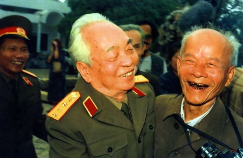 Đại tướng và ông Bùi Duy Ly, phóng viên ảnh chiến trường báo Quân đội nhân dân năm nào